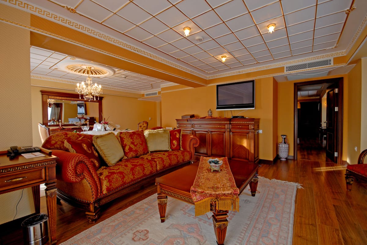 King Suite | Free minibar, in-room safe, desk, blackout curtains