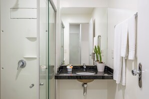 Premium Double + 1 single (without sea view) | Bathroom | Shower, free toiletries, towels - Hotel Praia Bonita Jatiúca (Maceió)