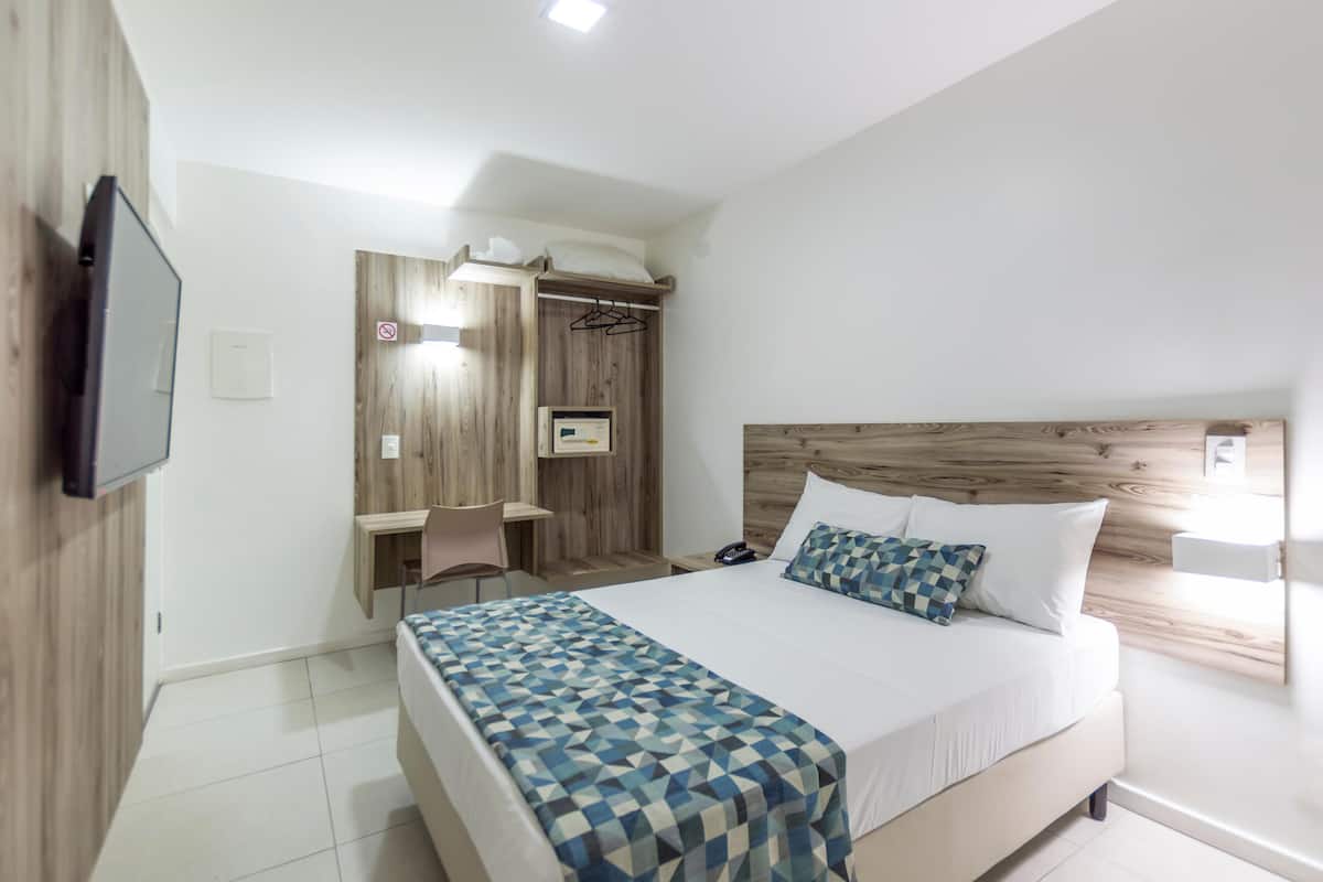 Minibar, free WiFi, bed sheets