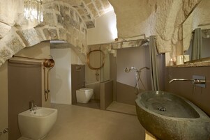 Suite Deluxe, vasca da bagno, vista città | Bagno | Doccia, soffione a pioggia, asciugacapelli, bidet