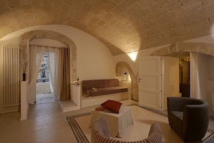 Deluxe Suite, Bathtub, City View | Premium bedding, minibar, desk, soundproofing