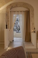 Suite Deluxe, vasca da bagno, vista città | Biancheria da letto di alta qualità, minibar, una scrivania