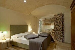 Suite, Bathtub, City View