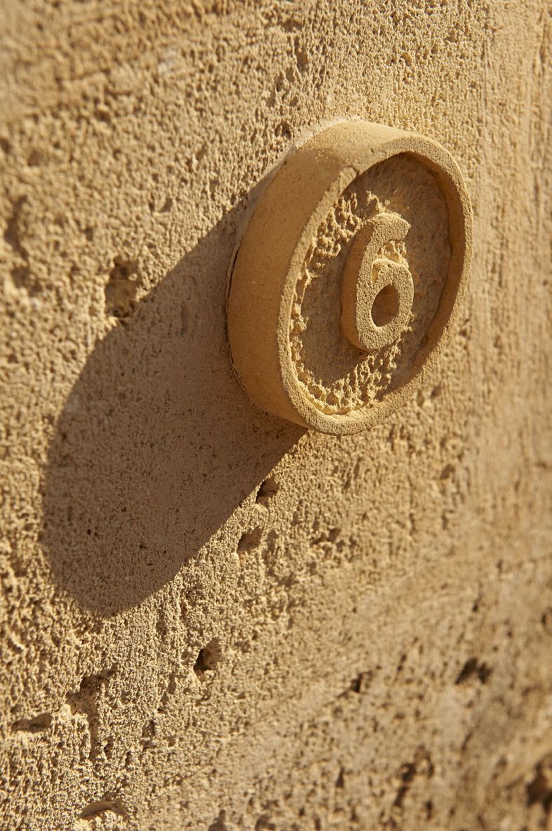 Een close-up van een zandsculptuur met een spiraalvormig ontwerp.