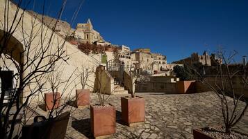 Chambre Deluxe, salle de bains attenante, vue ville | Terrasse/Patio