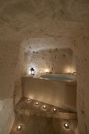 Deluxe Suite, Bathtub, City View | Bathroom | Shower, rainfall showerhead, hair dryer, bidet