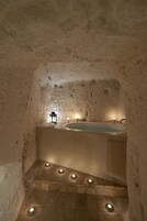 Suite Deluxe, vasca da bagno, vista città | Bagno | Doccia, soffione a pioggia, asciugacapelli, bidet