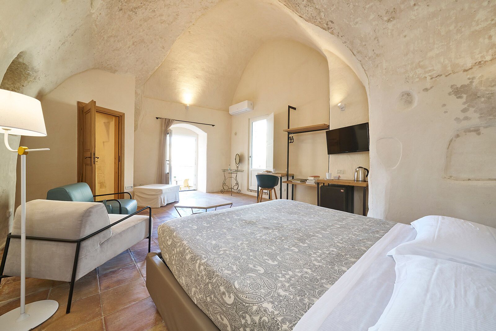 デラックス ルーム エンスイート シティビュー | 高級寝具、ミニバー、デスク、アイロン / アイロン台