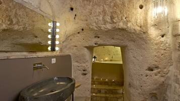 Deluxe Suite, Bathtub, City View | Bathroom