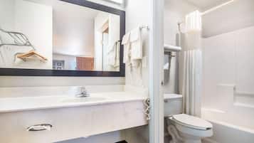 Combined shower/bathtub, free toiletries, hair dryer, towels