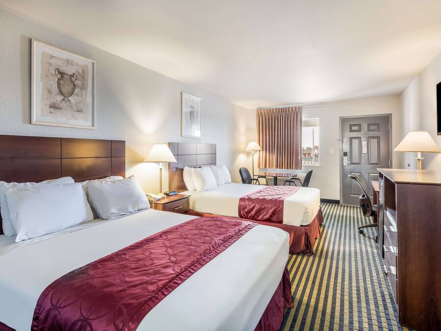 Quarto, 2 camas Queen, para fumantes | Escrivaninha, espaço de trabalho para notebook