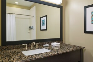 Een haardroger, handdoeken