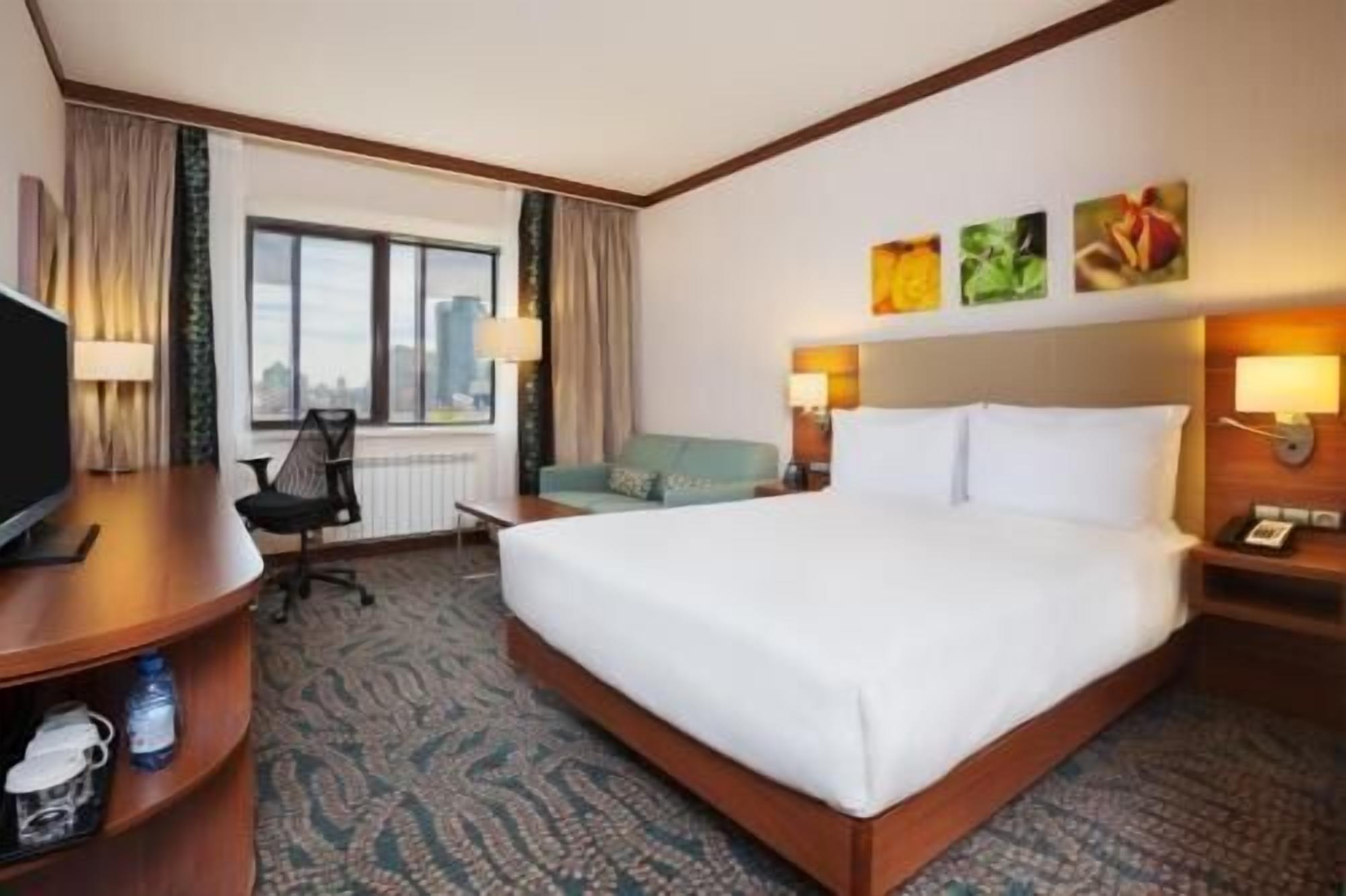 Premium bedding, in-room safe, free cribs/infant beds, free WiFi