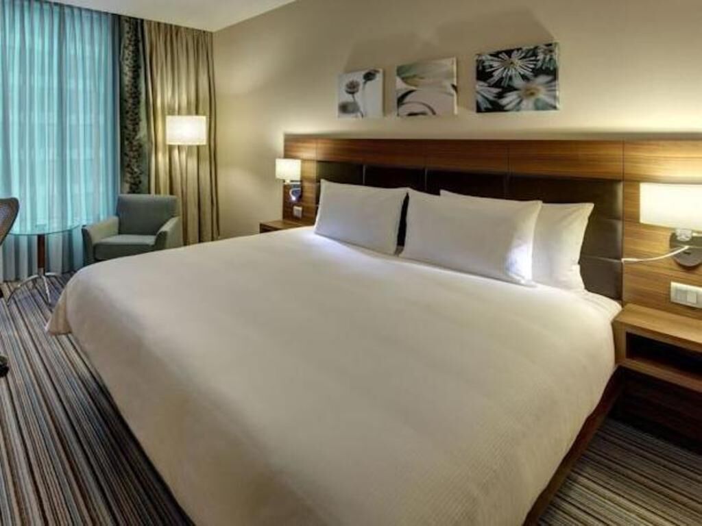 Premium bedding, in-room safe, free cribs/infant beds, free WiFi