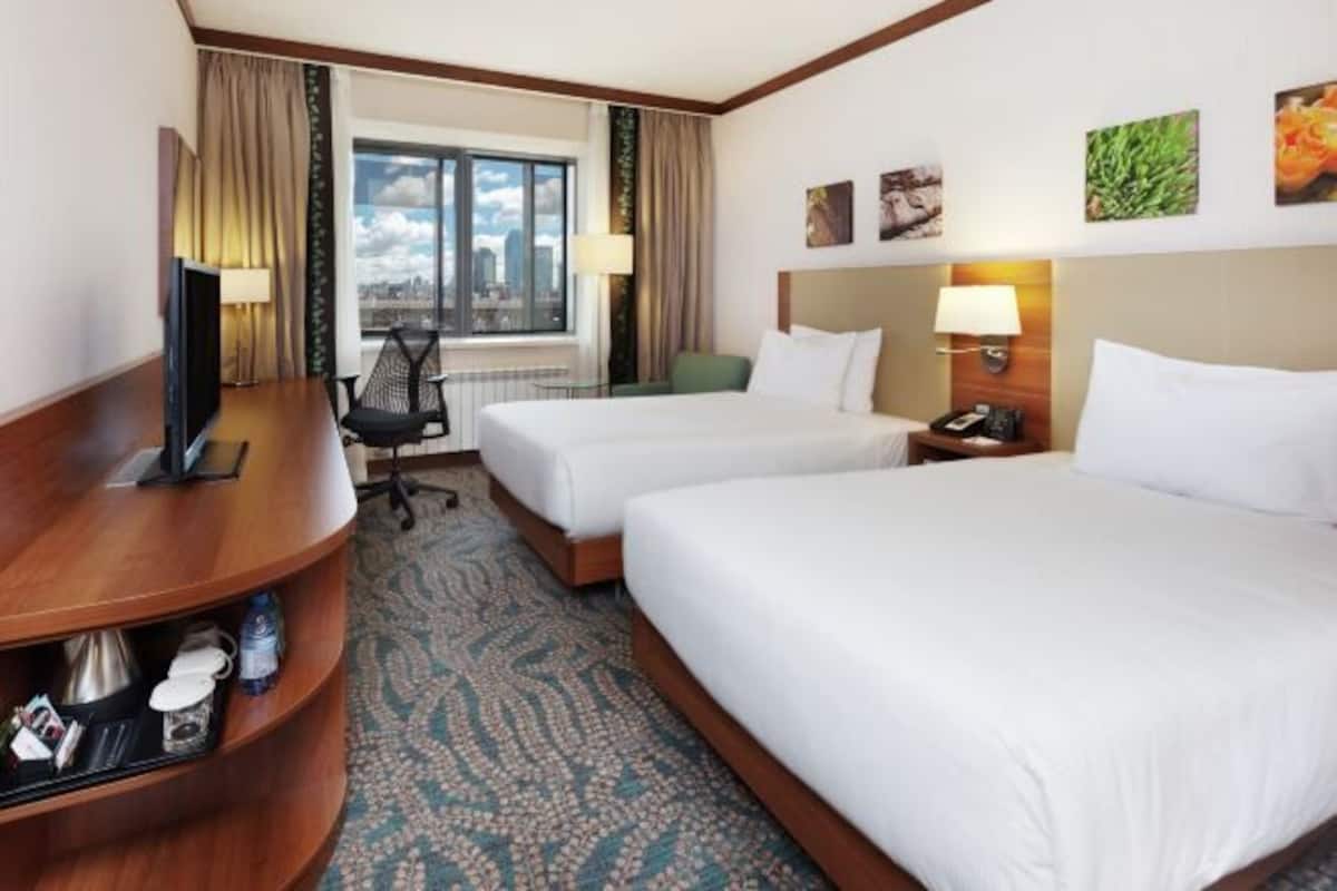 Premium bedding, in-room safe, free cribs/infant beds, free WiFi