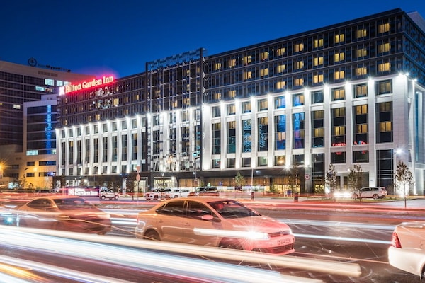 Façana frontal de l'allotjament (vespre/nit)