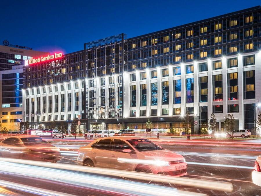 Voorkant accommodatie - avond/nacht