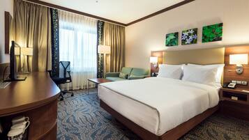 Ropa de cama de alta calidad y caja de seguridad en la habitación