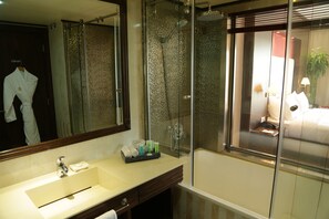 Deluxe Double or Twin Room | Bathroom | Deep-soaking bathtub, hydromassage showerhead, designer toiletries - Golden Lili Resort & Spa (Aley)
