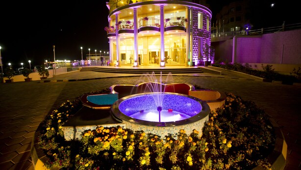 A hotel with a circular central courtyard, a fountain, and a pool. - Golden Lili Resort & Spa (Aley)