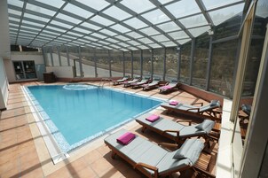 Piscina interna, piscina externa sazonal, guarda-sóis, espreguiçadeiras
