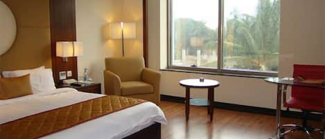 Superior kamer | Luxe beddengoed, een minibar, een kluis op de kamer, een bureau