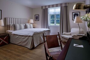 Peti besi dalam bilik, meja, langsir/tirai gelap terus, kalis bunyi 