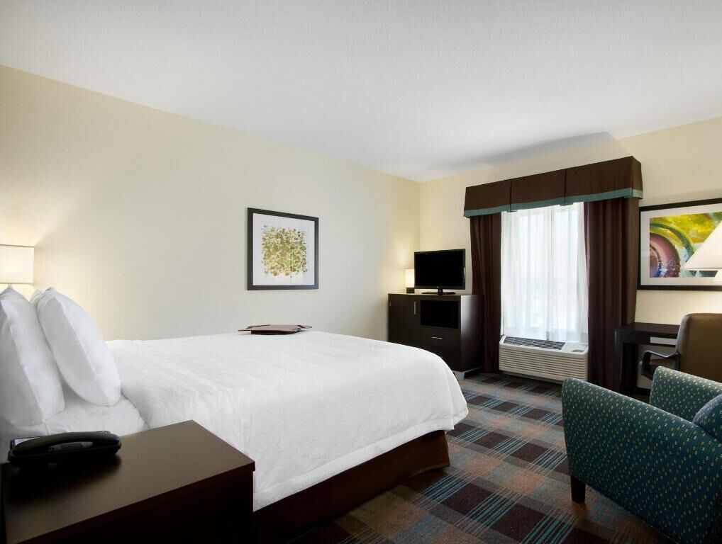 Hochwertige Bettwaren, Bügeleisen/Bügelbrett, Zustellbetten