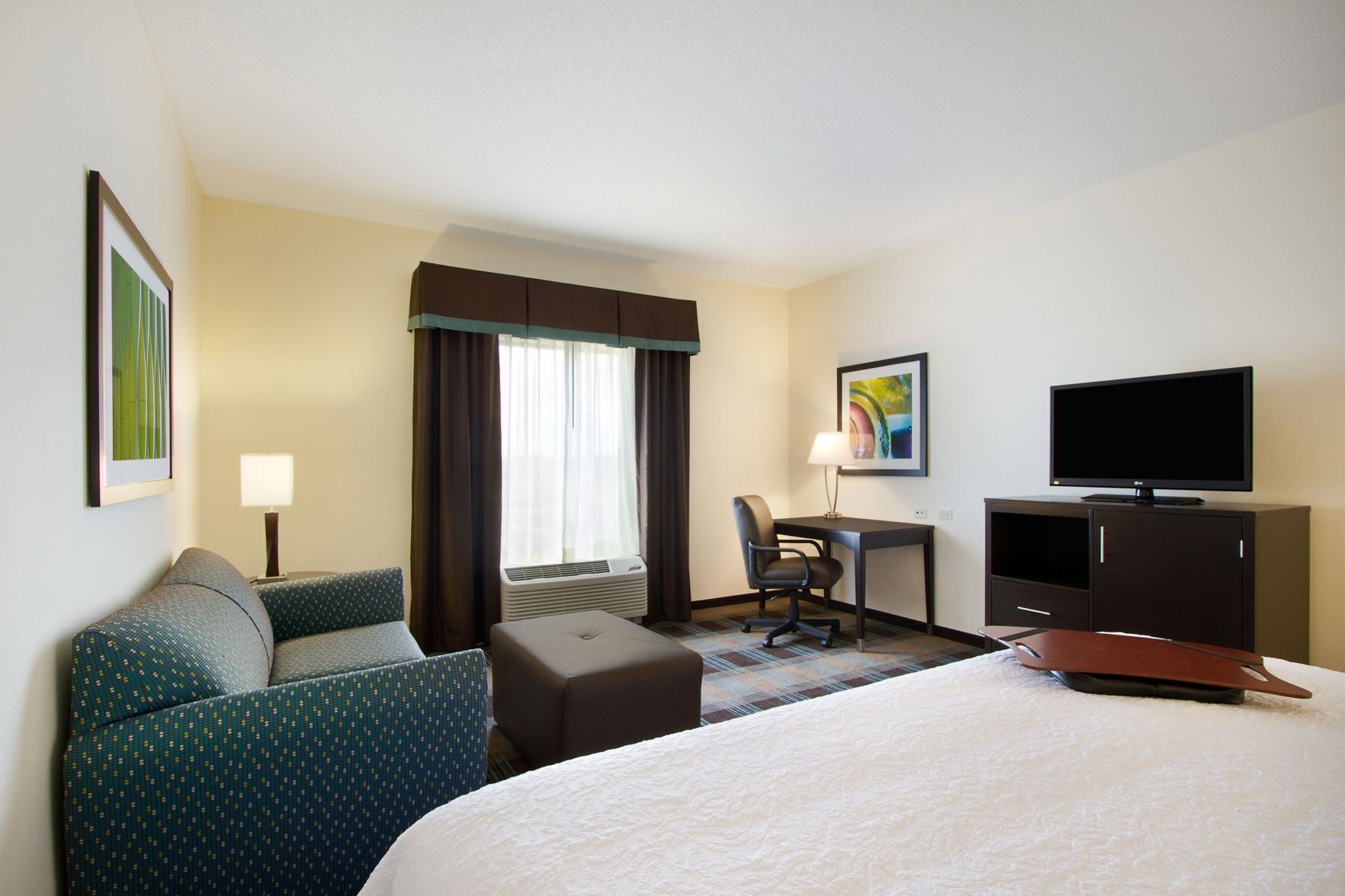 Hochwertige Bettwaren, Bügeleisen/Bügelbrett, Zustellbetten