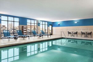 Indoor pool, sun loungers