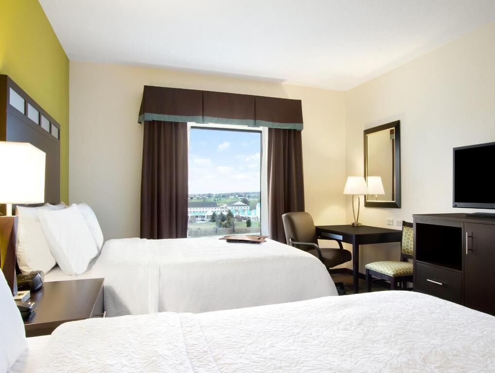 Hochwertige Bettwaren, Bügeleisen/Bügelbrett, Zustellbetten