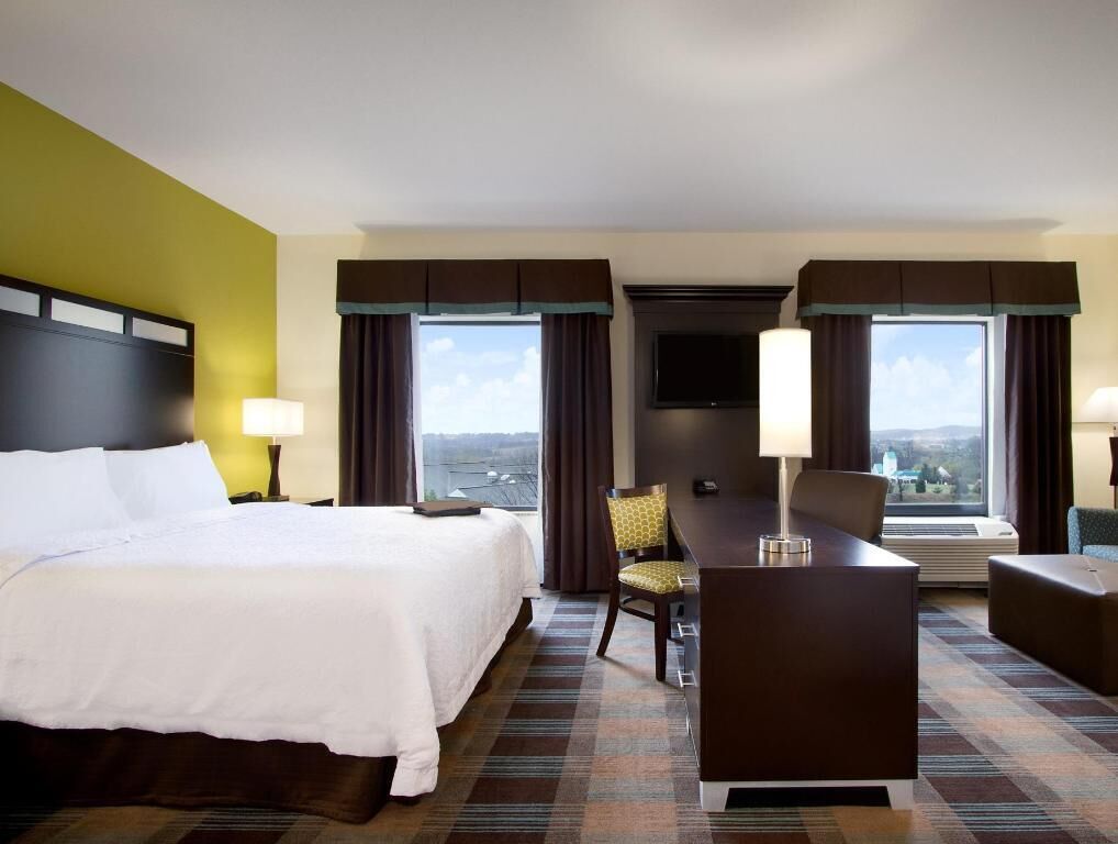 Hochwertige Bettwaren, Bügeleisen/Bügelbrett, Zustellbetten