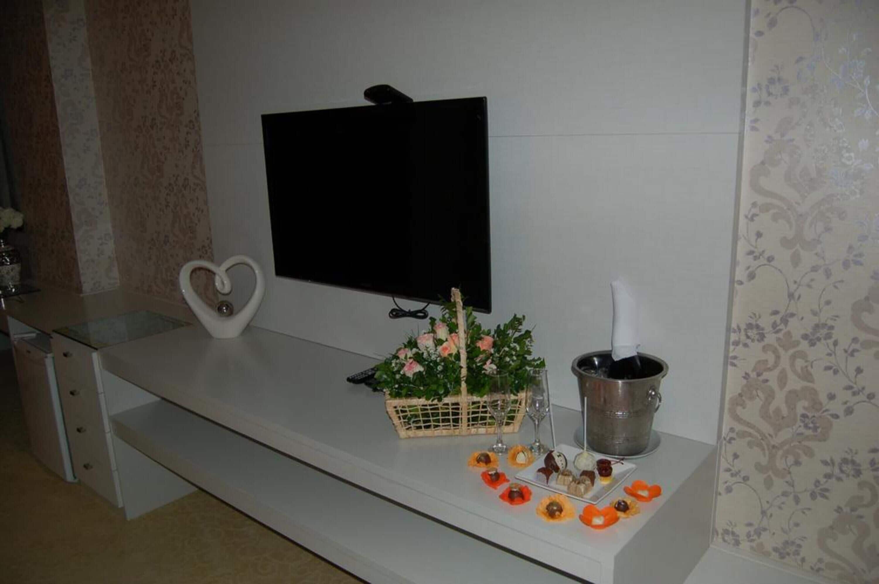 deluxe room | down duvets, minibar, in-room safe, desk