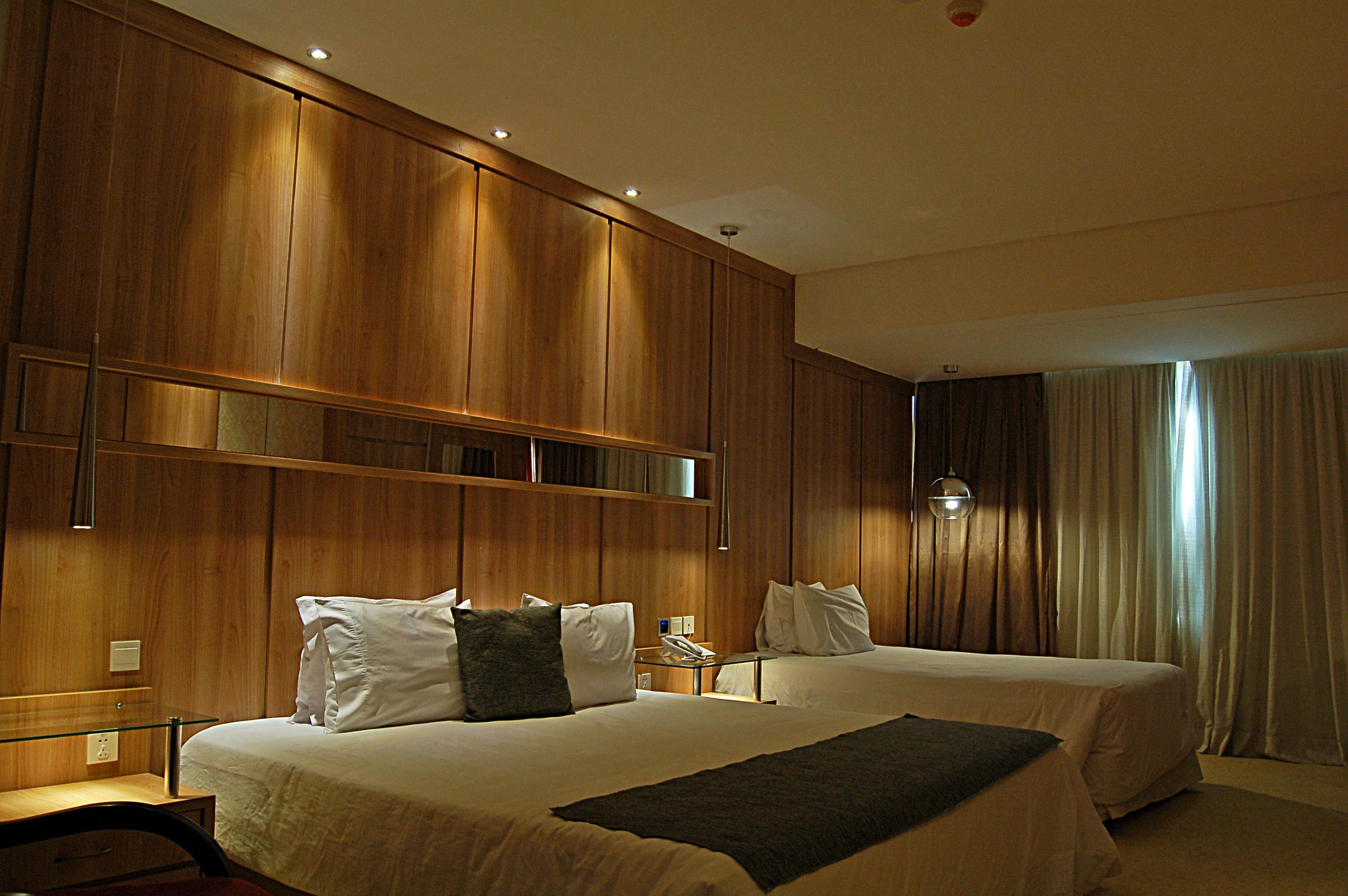 Habitación triple superior | Edredón, minibar, caja de seguridad en la habitación y escritorio 