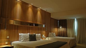 Habitación triple superior | Edredón, minibar, caja de seguridad en la habitación y escritorio