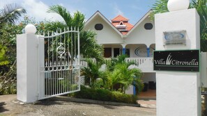 Entrée de l’hébergement