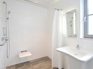 Habitación estándar doble | Baño | Ducha, artículos de higiene personal ecológicos y secador de pelo