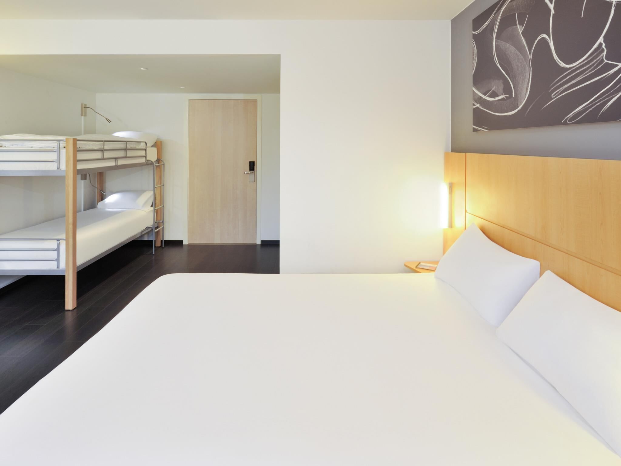 Habitación familiar | Ropa de cama de alta calidad, escritorio y insonorización 
