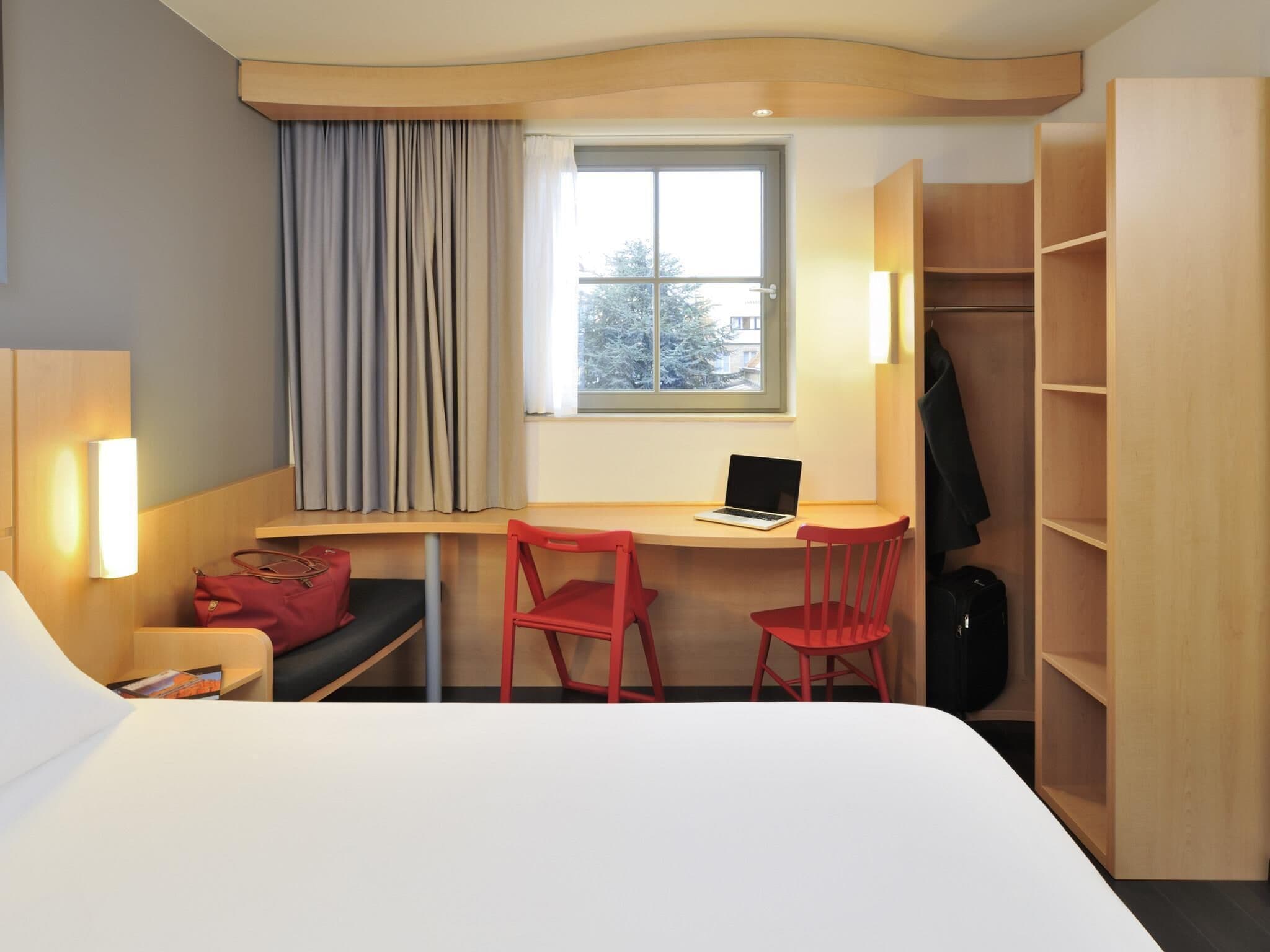 Ropa de cama de alta calidad, escritorio y sistema de insonorización 