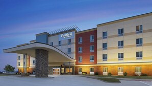 A Fairfield by Marriott hotel with a modern design, featuring a prominent entrance, multiple floors, and a flat roof. - Fairfield Inn & Suites Des Moines Urbandale (Urbandale)