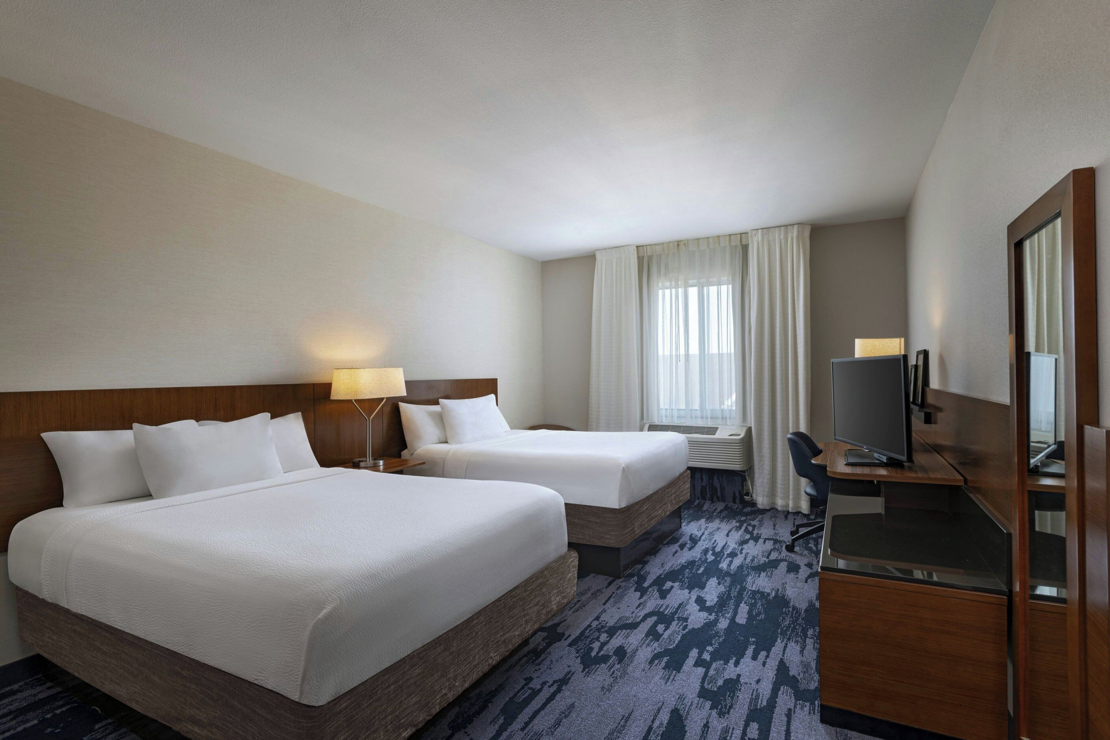 Kamar, 2 Tempat Tidur Queen | Brankas, meja kerja, setrika/meja setrika, dan Wi-Fi gratis