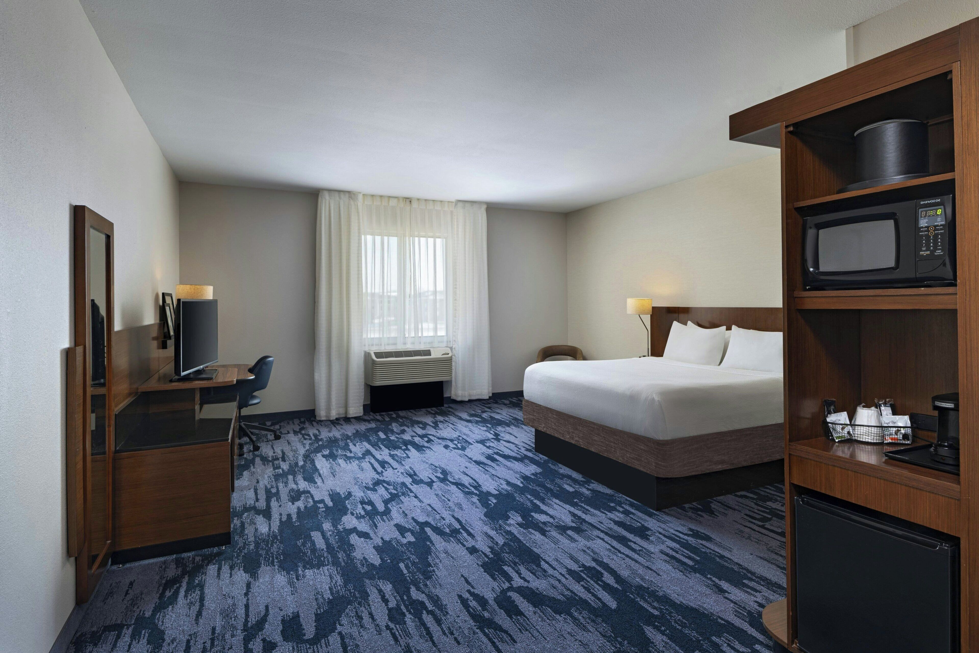 Kamar, 1 Tempat Tidur King | Brankas, meja kerja, setrika/meja setrika, dan Wi-Fi gratis