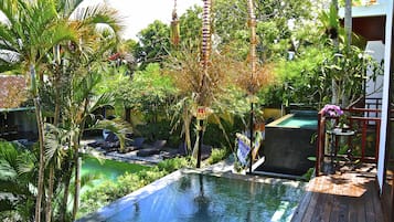 3 Innenpools, Außenpool, Liegestühle