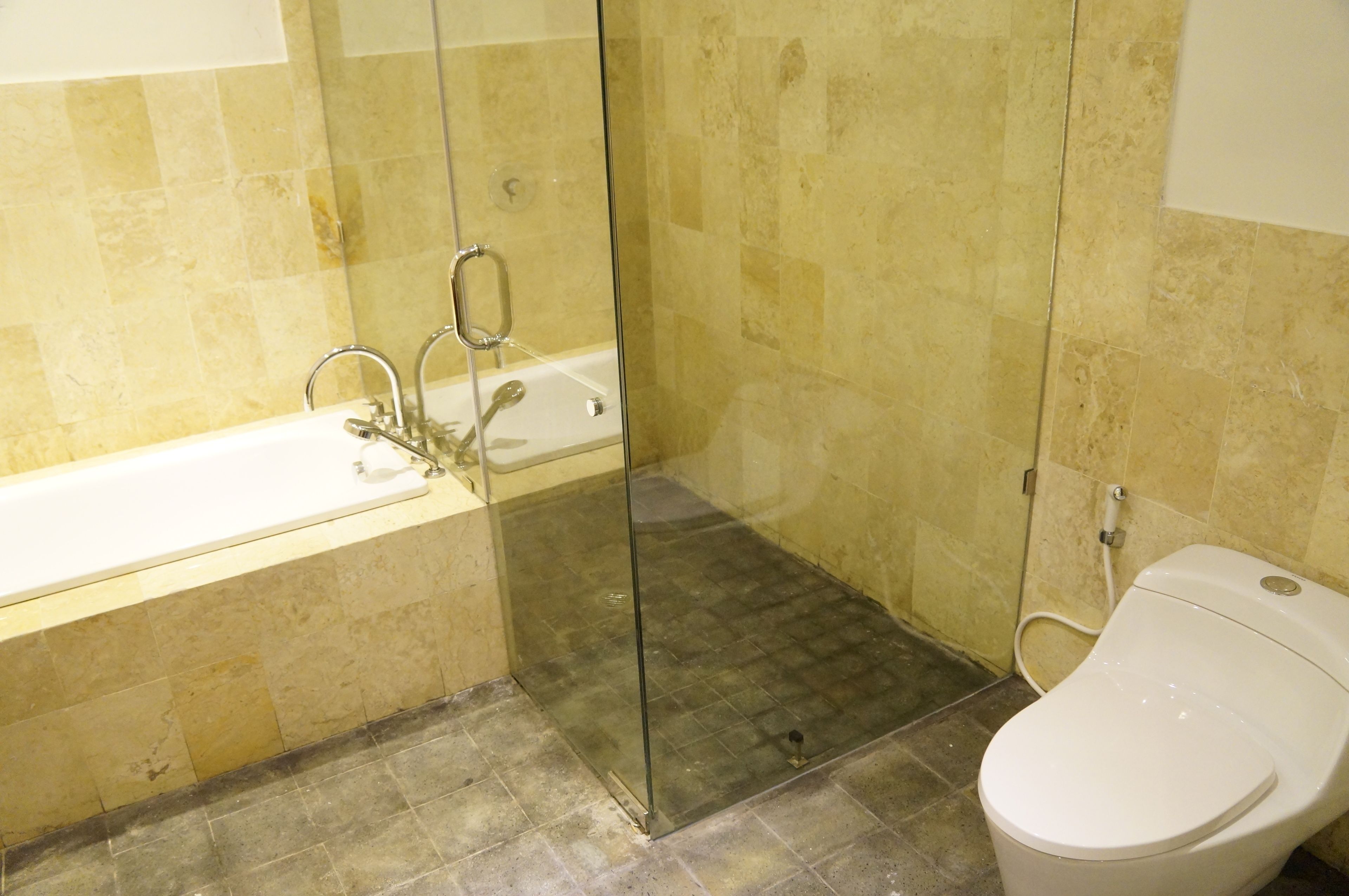 Suite, 1 habitación, piscina privada | Baño | Ducha y bañera combinadas, albornoces y toallas