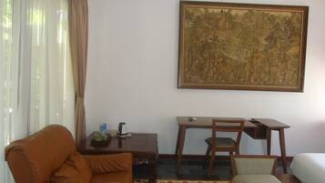 Deluxe Room, Garden View | In-room dining