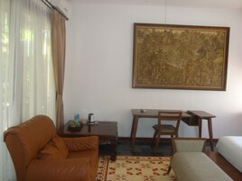 Deluxe Room, Garden View | In-room dining