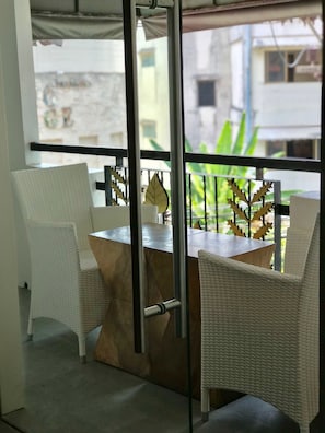 Baipho Suite Room | Frigobar, cofres nos quartos, espaço de trabalho para notebook