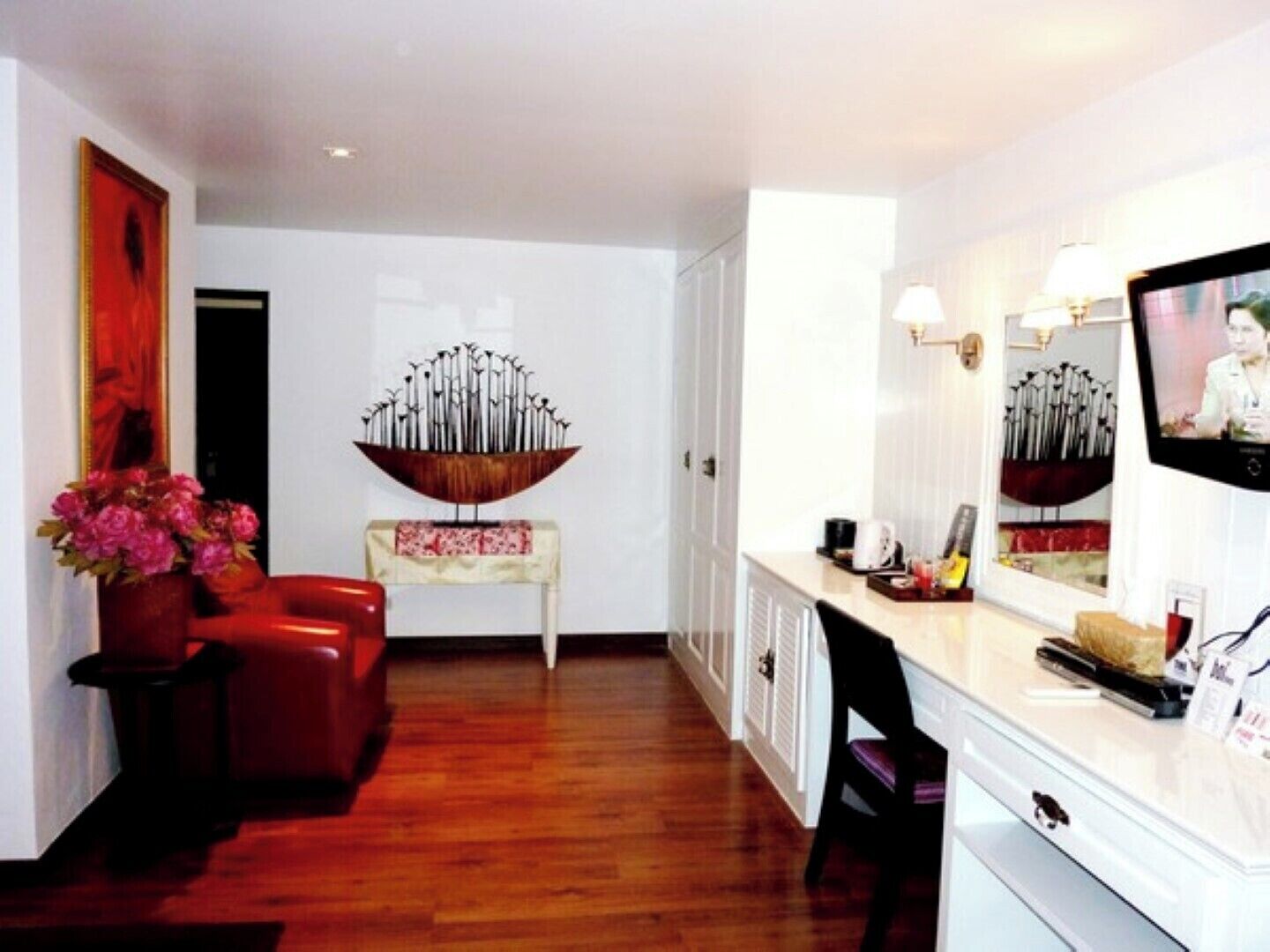 xxl suite room | minibar, in-room safe, laptop workspace, blackout curtains