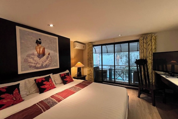 Executive Deluxe Room | Minibar, in-room safe, laptop workspace, blackout drapes