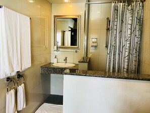 Executive Deluxe Room | Salle de bain | Douche, articles de toilette gratuits, sèche-cheveux